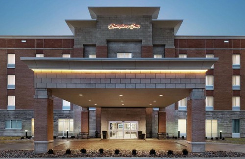 Champaign Hotel | Pet-Friendly Comfort at Hampton Inn Champaign Southwest