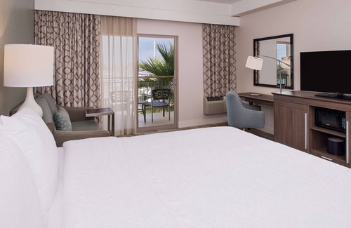 Hollywood Hotel | Cozy Stay at Hampton Inn Channel Islands Harbor, Oxnard