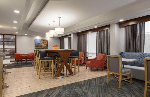 Charlottesville Hotel | Pet-Friendly Hampton Inn Charlottesville with Pool Access