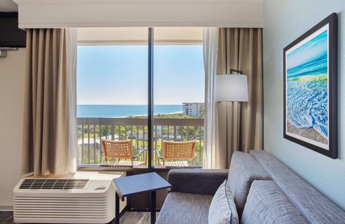 Oceanfront Hotel | Relax at Hampton Inn Cocoa Beach with Pool & Breakfast
