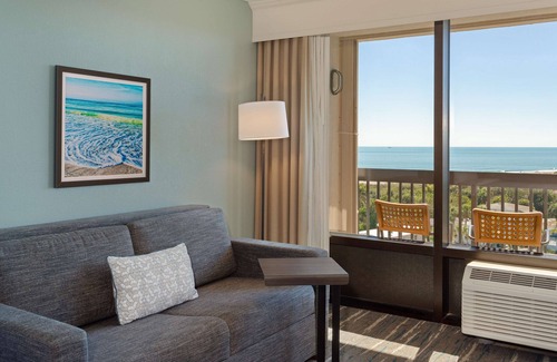 Oceanfront Hotel | Relax at Hampton Inn Cocoa Beach with Pool & Breakfast