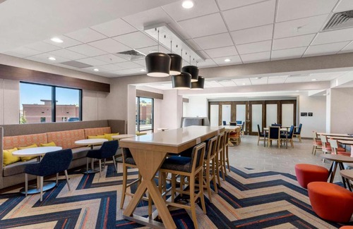 Colorado Springs Hotel | Pet-Friendly Hampton Inn Colorado Springs with Pool Access