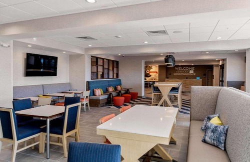 Colorado Springs Hotel | Pet-Friendly Hampton Inn Colorado Springs with Pool Access