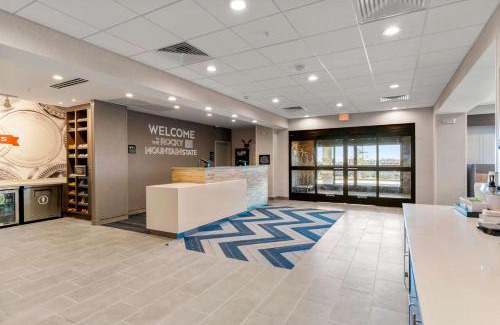 Colorado Springs Hotel | Pet-Friendly Hampton Inn Colorado Springs with Pool Access