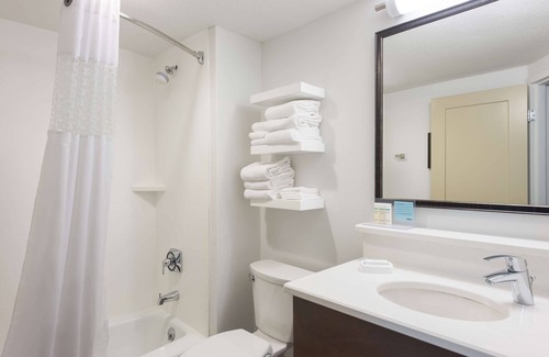 Columbia Hotel | Guest Favorite: Hampton Inn Columbia with Pool & Spa Access