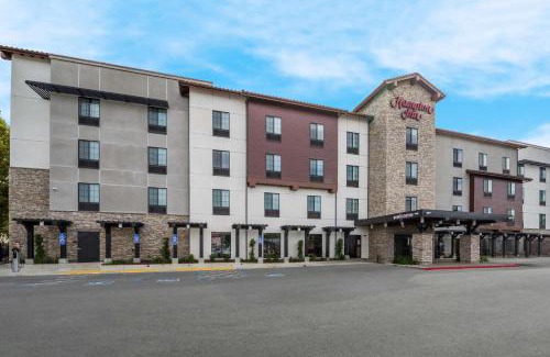 Concord Hotel | Discover Hampton Inn Concord: Family-Friendly Retreat
