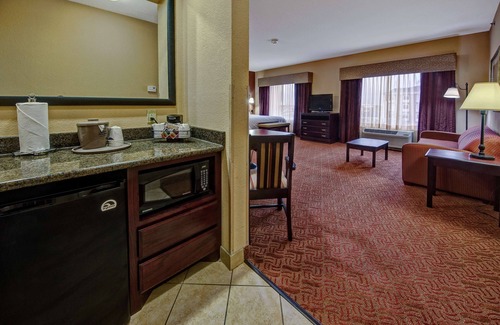 Corsicana Hotel | Relax at Hampton Inn Corsicana: Pool, Spa & Breakfast Awaits