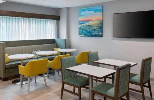 Coventry Hotel | Family-Friendly Hampton Inn Coventry with Pool & Breakfast