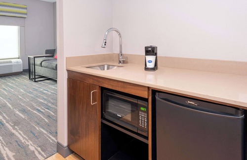 Coventry Hotel | Highly Rated Hampton Inn Coventry with Pool and Spa Amenities