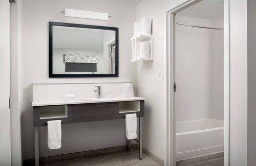 Duncan Hotel | Explore Hampton Inn Duncan: Family-Friendly with Pool & Dining