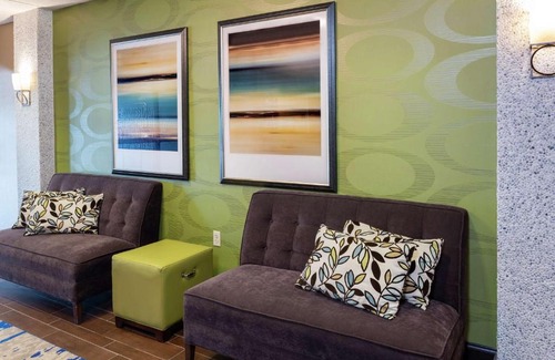 East Lansing Hotel | Discover Hampton Inn East Lansing: Pet-Friendly & Accessible