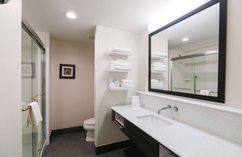 El Reno Hotel | Comfortable Stay at Hampton Inn El Reno with Pool & Breakfast