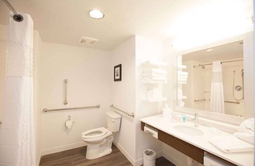 Emerson Hotel | Discover Hampton Inn Emerson LakePoint with Pool & Breakfast