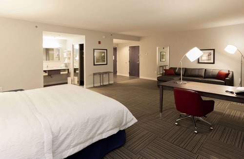 Emerson Hotel | Discover Hampton Inn Emerson LakePoint with Pool & Breakfast