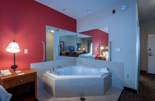 Enterprise Hotel | Discover Comfort at Hampton Inn Enterprise with Pool & Dining