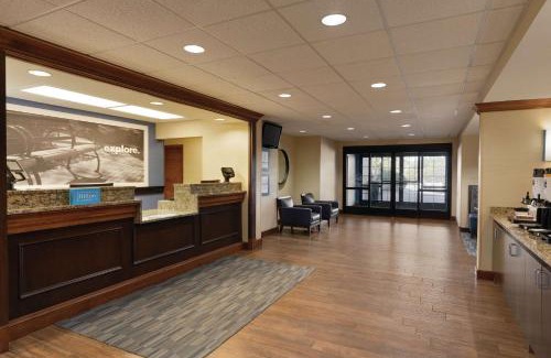 Franklin Hotel | Family-Friendly Hampton Inn Franklin with Pool & Ocean Views