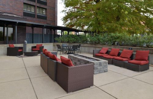 Frederick Hotel | Comfortable Stay at Hampton Inn Frederick with Pool & Dining