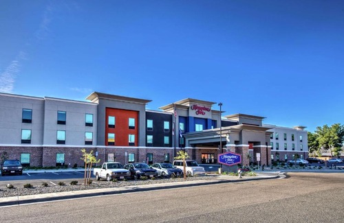 Roosevelt Hotel | Top-Rated Hampton Inn Fresno Airport with Pool & Hot Tub