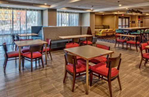 Roosevelt Hotel | Top-Rated Hampton Inn Fresno Airport with Pool & Hot Tub