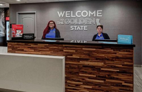 Roosevelt Hotel | Top-Rated Hampton Inn Fresno Airport with Pool & Hot Tub