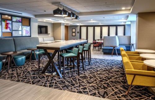 Roosevelt Hotel | Top-Rated Hampton Inn Fresno Airport with Pool & Hot Tub