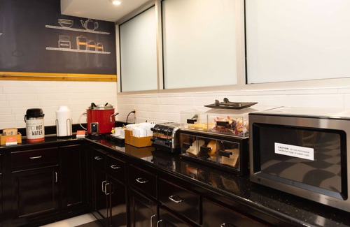 Hammond Hotel | Hampton Inn Hammond: Family-Friendly Stay with Pool & Dining