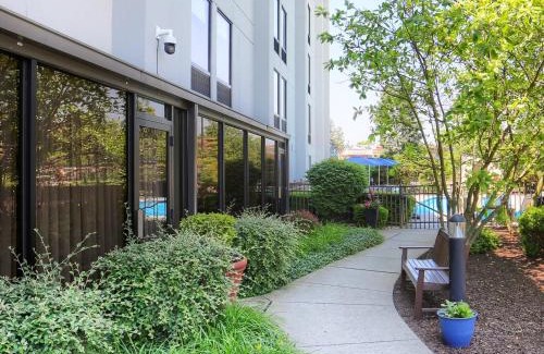 Harrisburg Hotel | Enjoy Harrisburg's Hampton Inn with Pool and Ocean Views