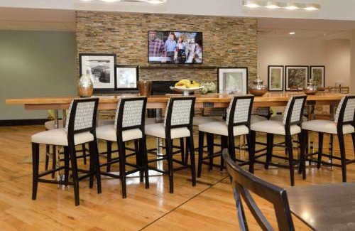 Hickory Hotel | Guest Rated Hotel with Pool and Family-Friendly Amenities