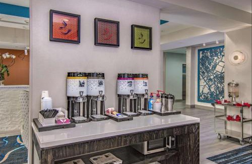 El Lago Hotel | Explore Hampton Inn Houston Near NASA with Family-Friendly Amenities