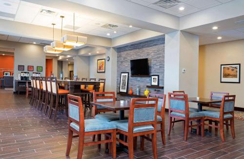 Portage Hotel | Inviting Stay at Hampton Inn Kalamazoo with Pool Access