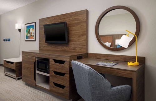 Bonanza Hotel | Relaxing Stay at Hampton Inn Laredo with Pool & Spa