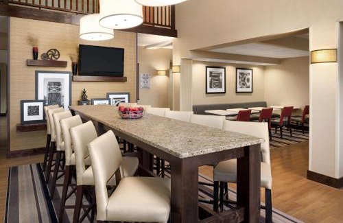 Deerfield Hotel | Ideal Hampton Inn Lawrence: Pet-Friendly with Pool & Ocean View