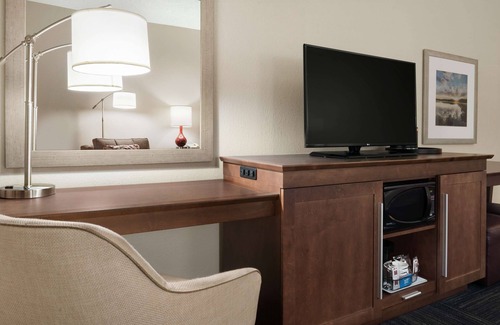 Deerfield Hotel | Guest Rated 9.4: Hampton Inn Lawrence with Pool & Dining