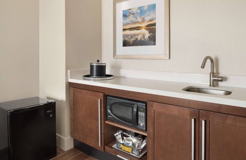 Deerfield Hotel | Guest Rated 9.4: Hampton Inn Lawrence with Pool & Dining