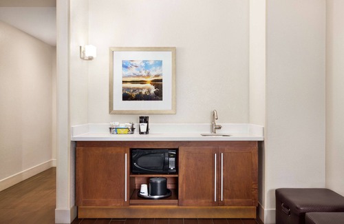 Deerfield Hotel | Guest Rated 9.4: Hampton Inn Lawrence with Pool & Dining