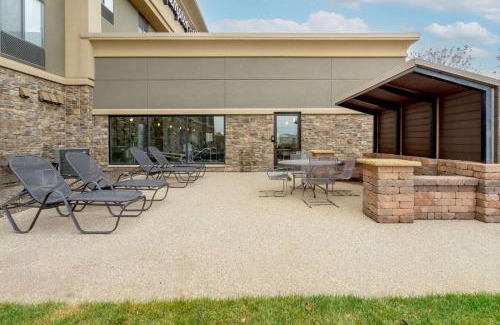 Mitchell Hotel | Pet-Friendly Retreat at Hampton Inn Mitchell with Hot Tub