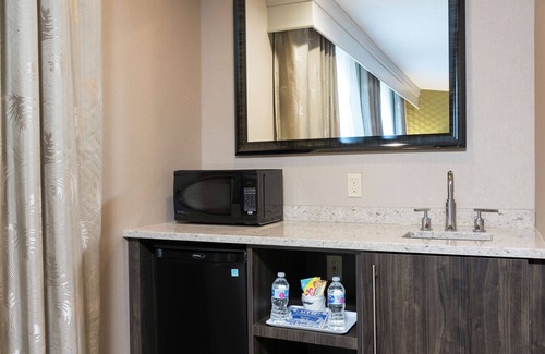 Mount Pleasant Hotel | Relaxing Stay at Hampton Inn Mt. Pleasant with Pool & Spa
