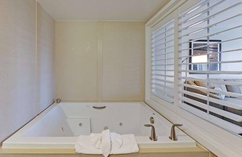 Myrtle Beach Hotel | Discover Hampton Inn Myrtle Beach at Broadway with Pool & Spa