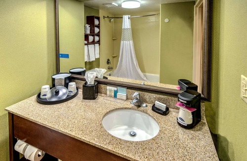 New Bern Hotel | Experience Comfort at Hampton Inn New Bern with Pool & Dining