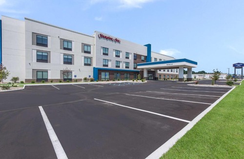 Niles Hotel | Discover Hampton Inn Niles: Family-Friendly & Oceanfront