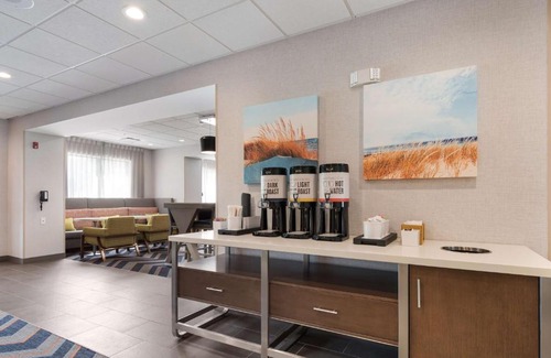 Niles Hotel | Discover Hampton Inn Niles: Family-Friendly & Oceanfront