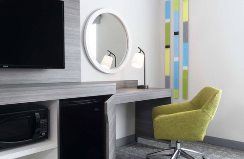 O'Fallon Hotel | Explore Hampton Inn O'Fallon: 9.4/10 & Poolside Relaxation