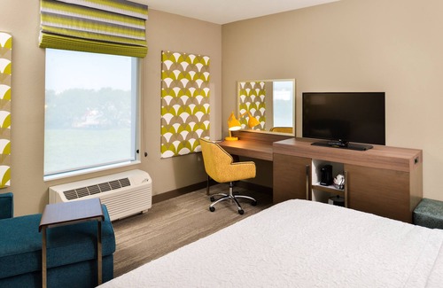 Carter Lake Hotel | Eco-Friendly Comfort at Hampton Inn Omaha Airport