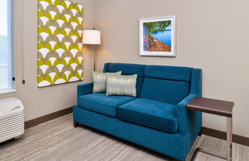 Carter Lake Hotel | Eco-Friendly Comfort at Hampton Inn Omaha Airport