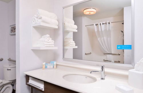 Carter Lake Hotel | Eco-Friendly Comfort at Hampton Inn Omaha Airport