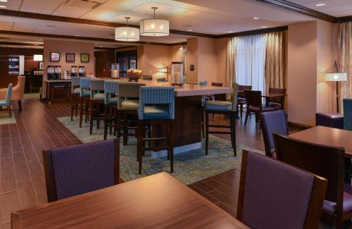 Aksarben - Elmwood Park Hotel | Discover Hampton Inn Omaha Midtown-Aksarben: Pet-Friendly Retreat
