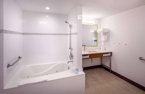 Fort Lee - Paramus Hotel | Top-Rated Hampton Inn Paramus with Pool & Family Amenities