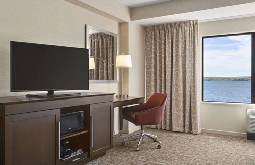 Penn Yan Hotel | Experience Comfort at Hampton Inn Penn Yan with Pool & Spa