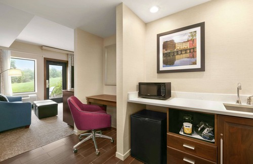 Penn Yan Hotel | Experience Comfort at Hampton Inn Penn Yan with Pool & Spa