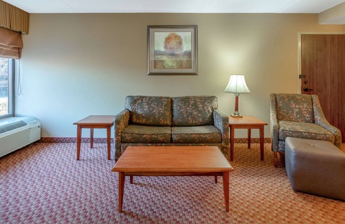 East Peoria Hotel | Explore Hampton Inn Peoria-East with Pool and Restaurant